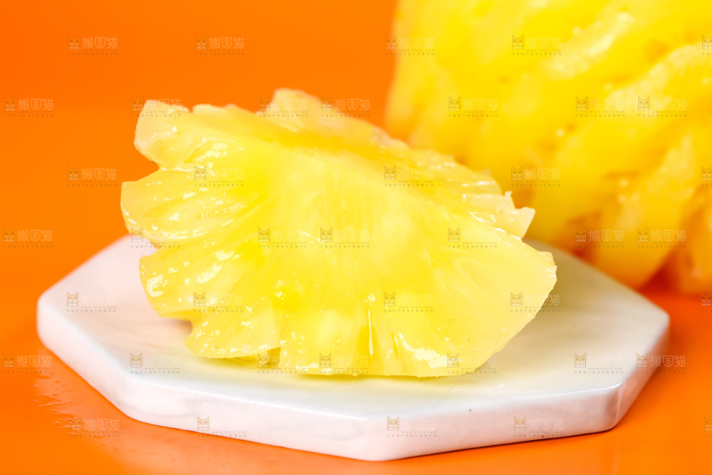 黄底上的泰国迷你小菠萝