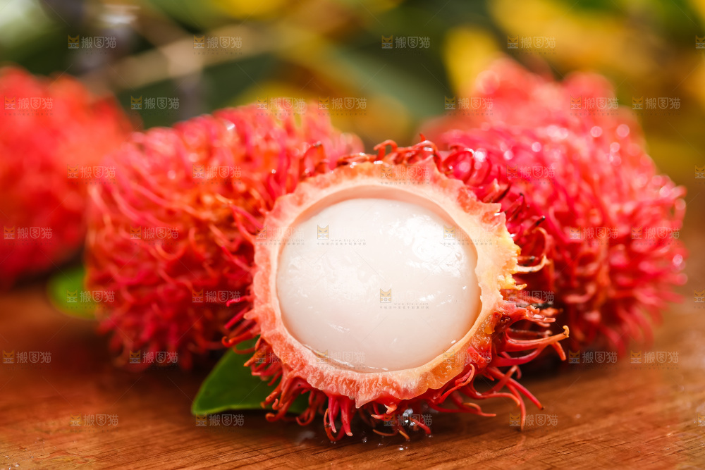 木板上的海南红毛丹