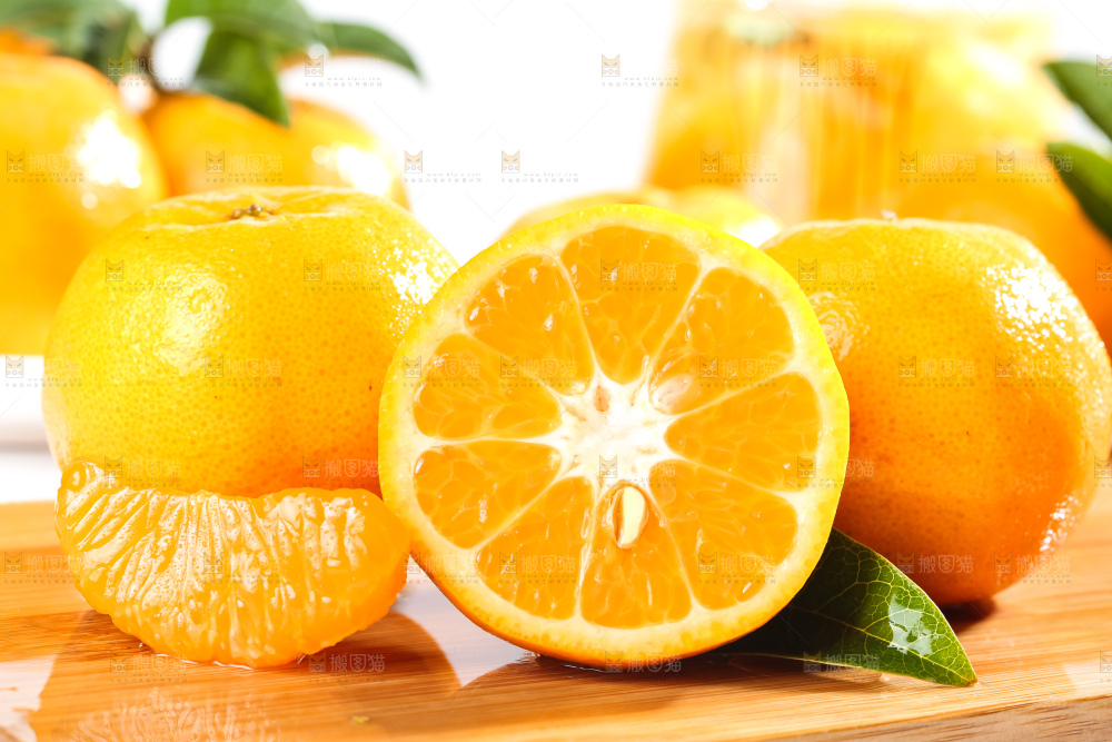 木板上的椪柑果肉