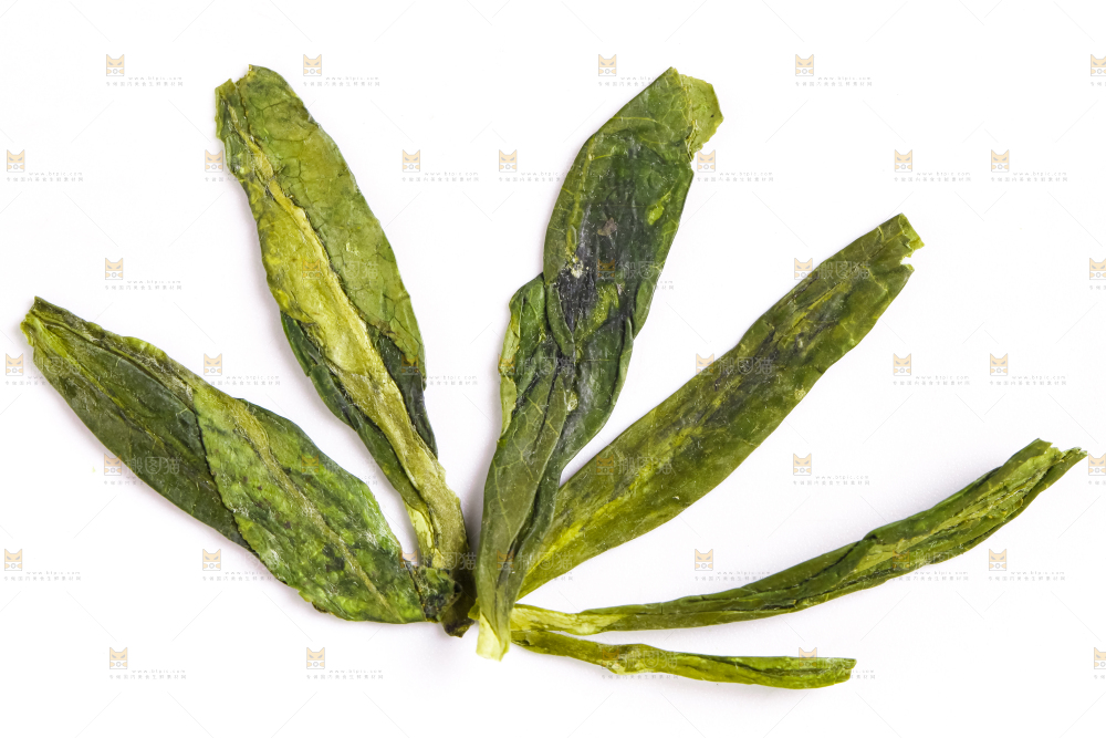 白底上的干茶叶