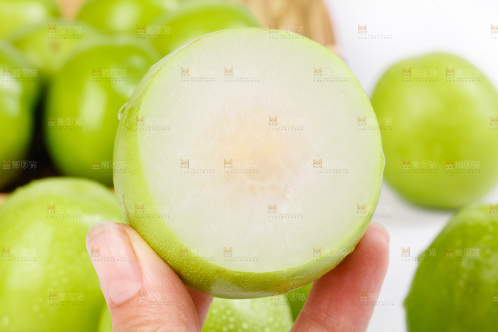 手上拿着贵妃牛奶青枣
