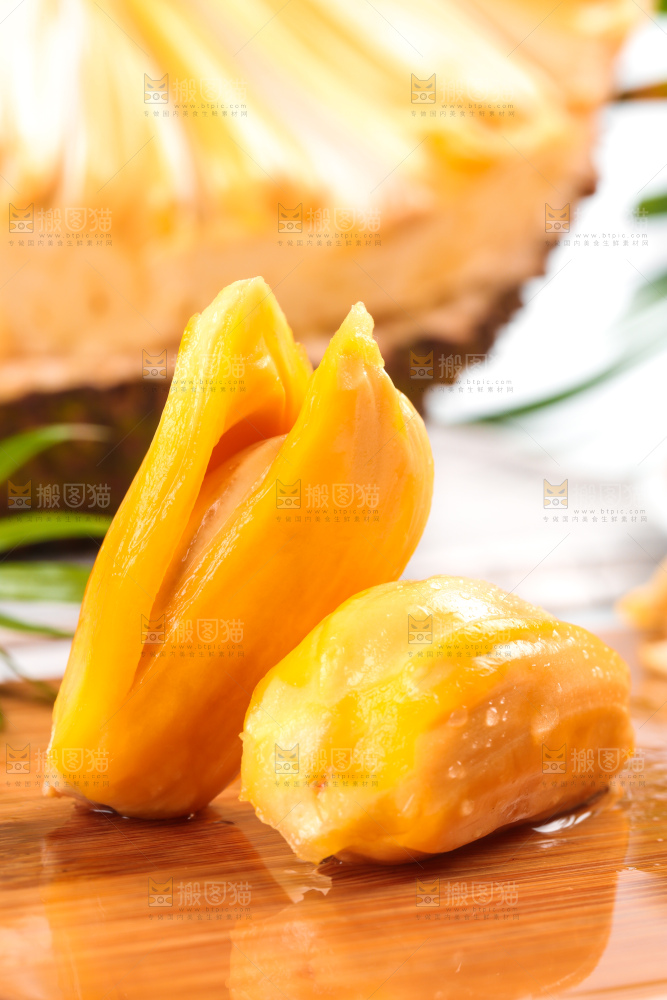 木板上放着新鲜菠萝蜜