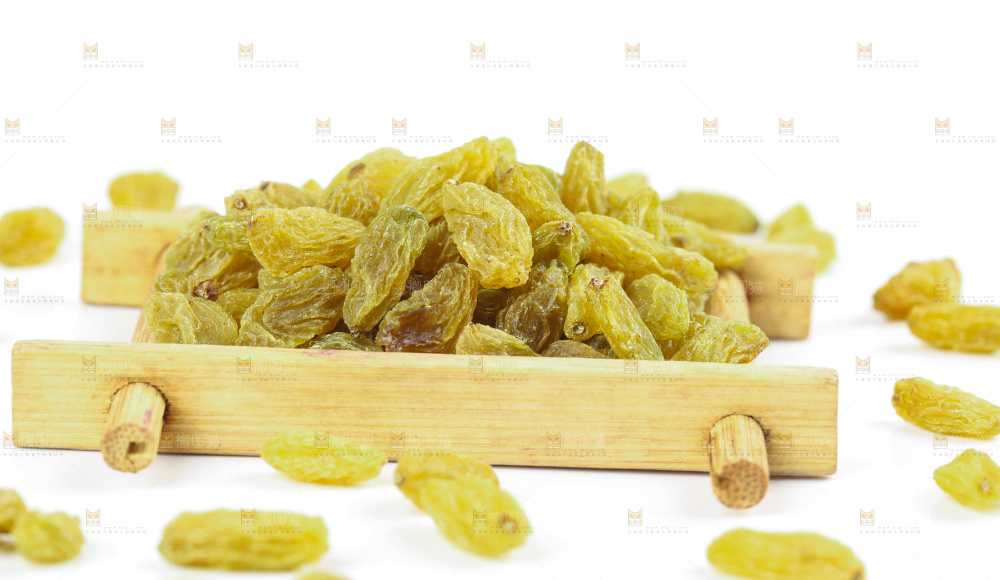 白底上的绿葡萄干