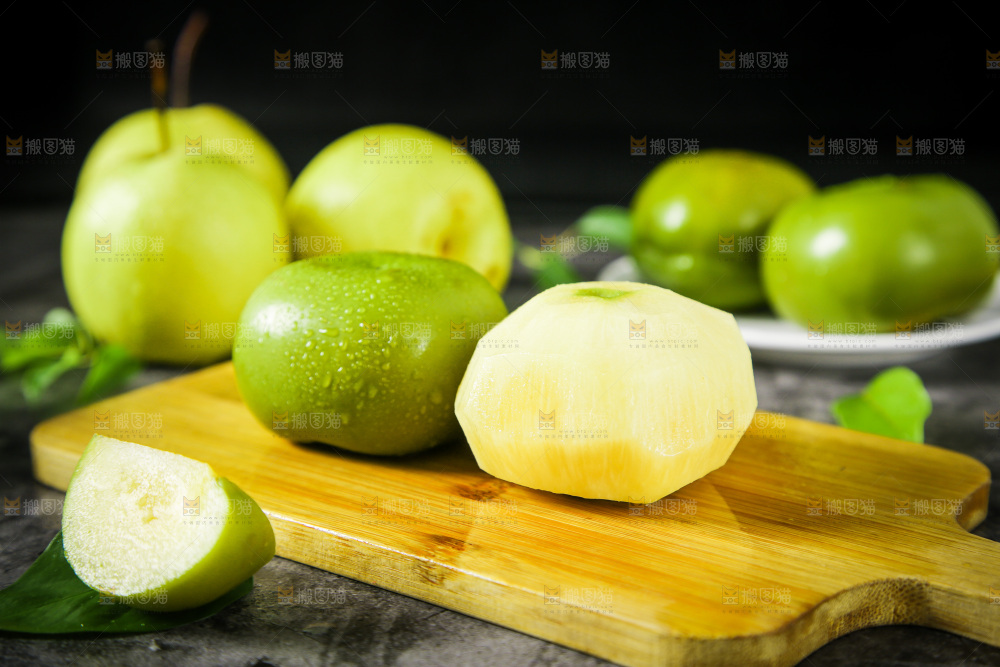 木板上的青柿子