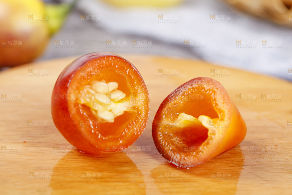 木板上的五彩椒