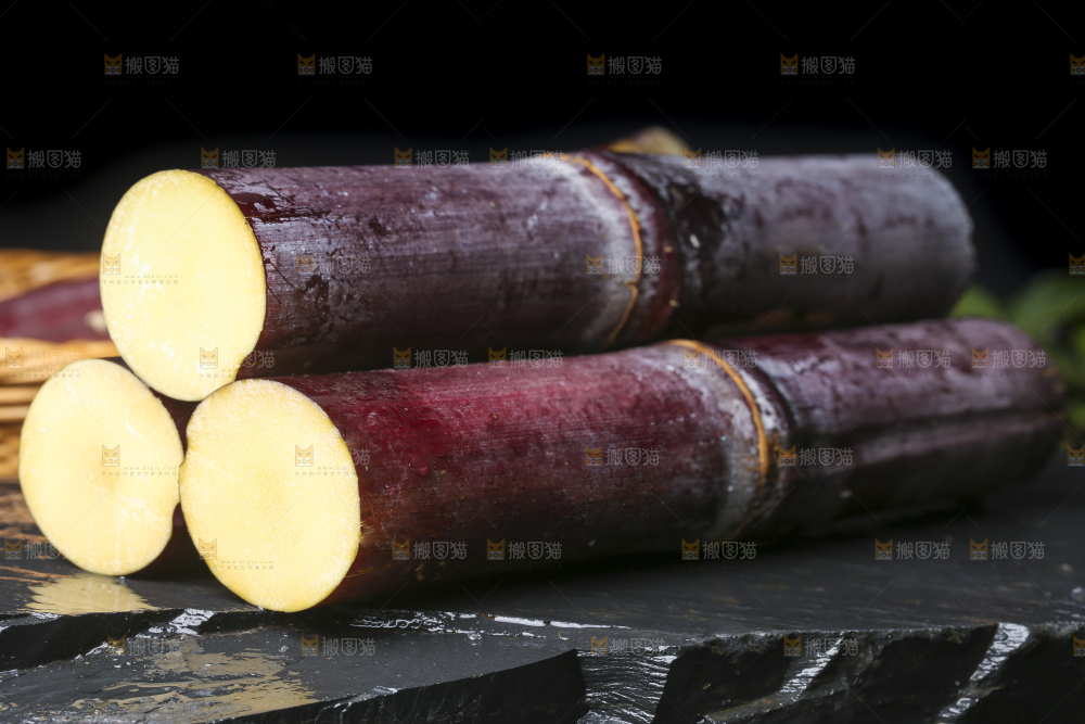 石板上放着广西黑皮甘蔗