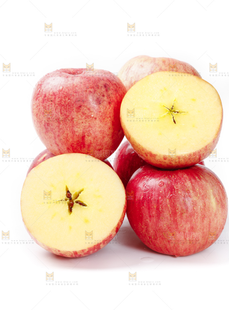 白底上放着红富士苹果