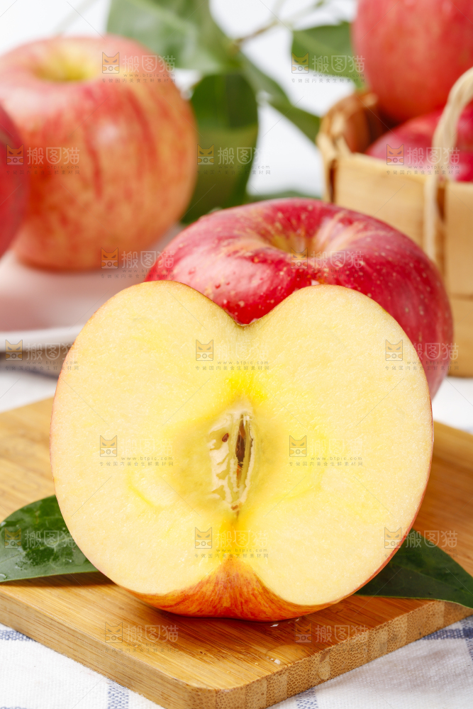 木板上的红富士苹果