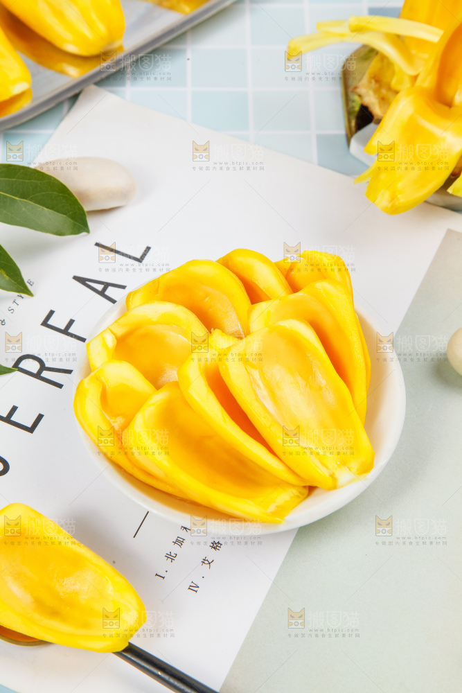 盘子里装着黄心菠萝蜜