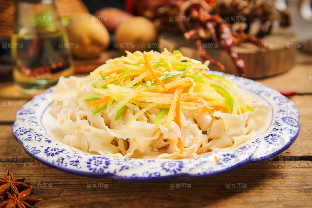 盘子里装着炒土豆丝