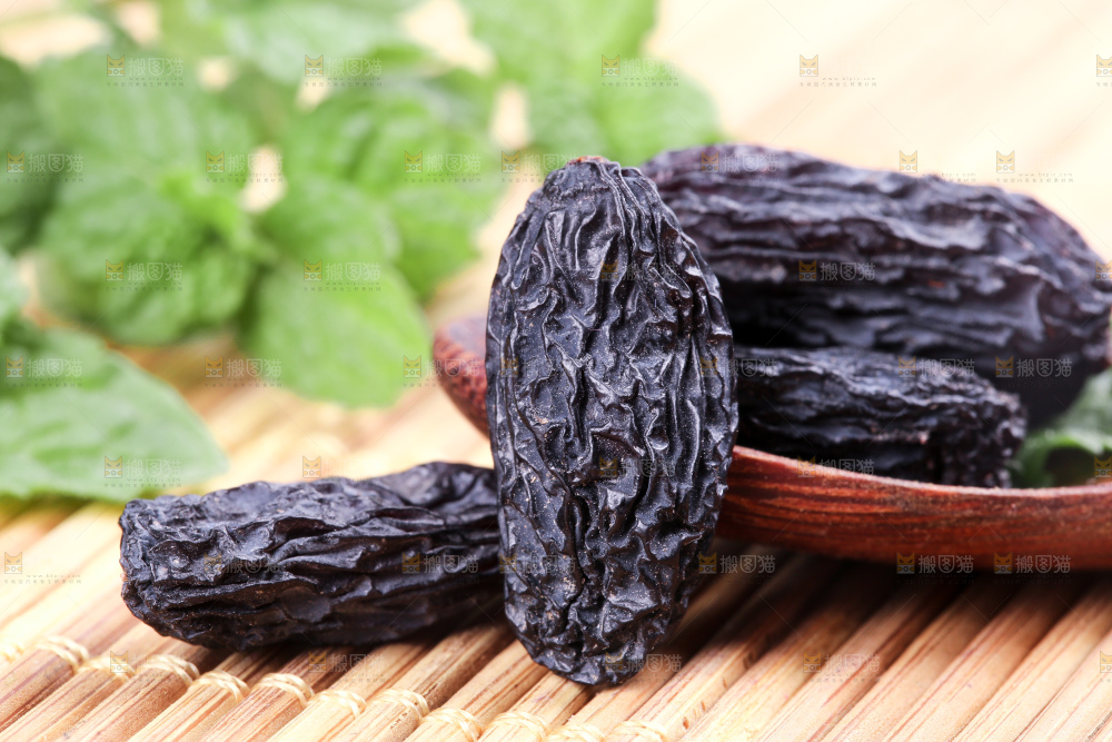竹底上放着黑加仑葡萄干