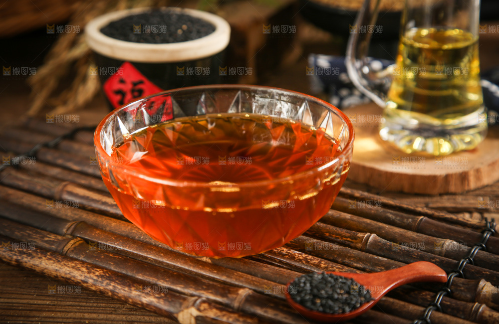 碟子里的料酒
