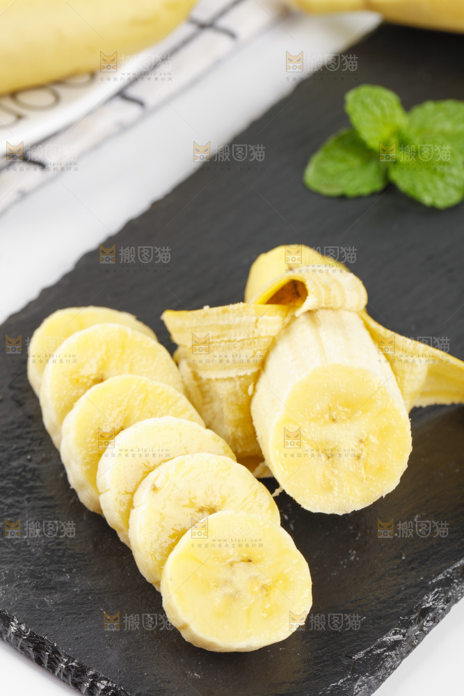 黑石板上的芭蕉