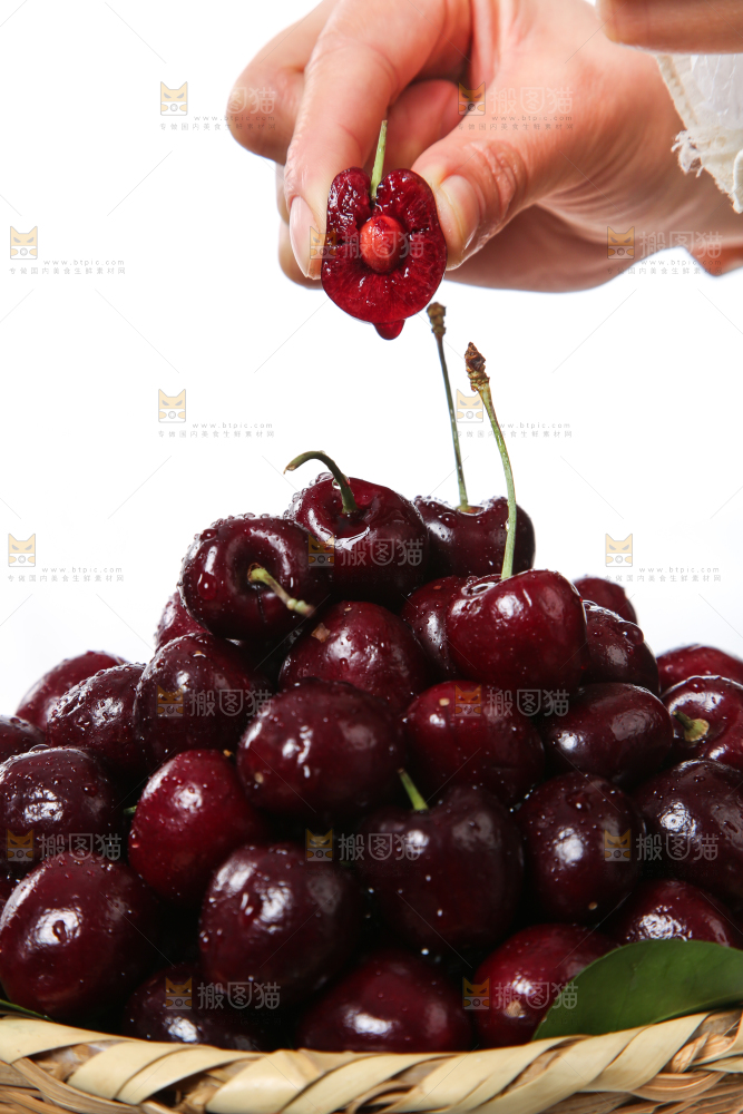 篮子里装着智利车厘子