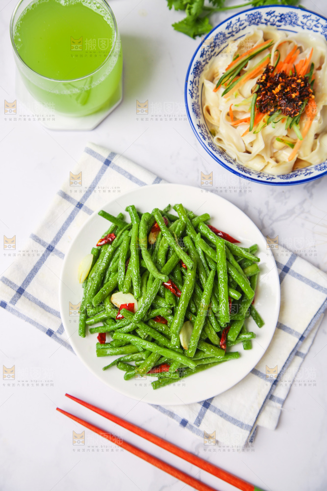 盘子里的豇豆炒辣椒