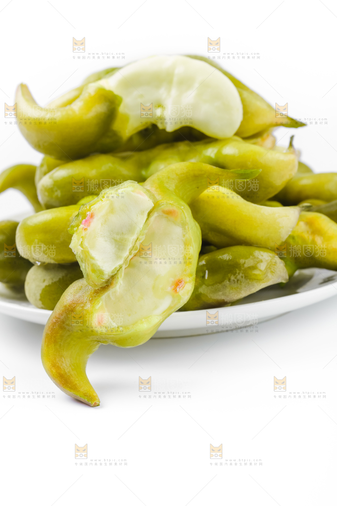 盘子里装着新鲜菱角