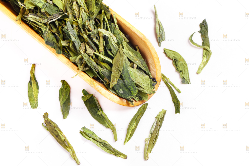 白底上的干茶叶