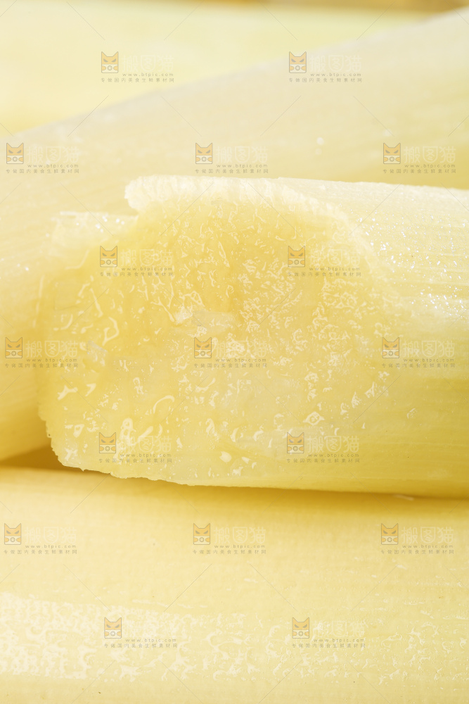 白底上放着切开的甘蔗