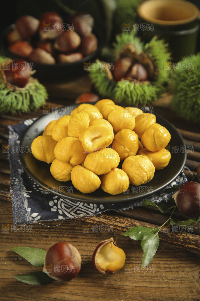 竹底上放着一盘板栗