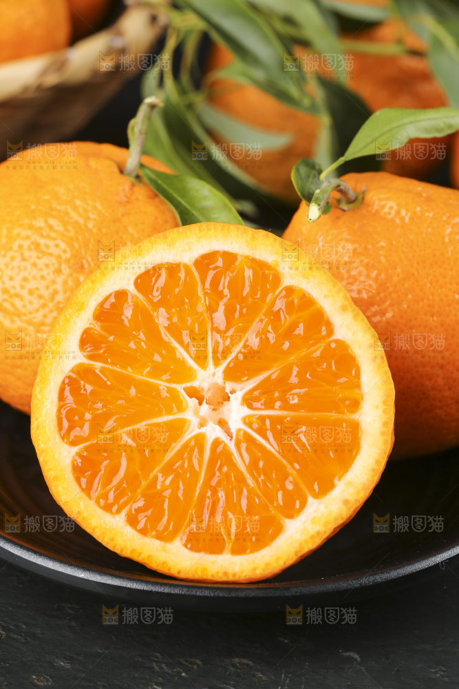 深底上摆放着橘子