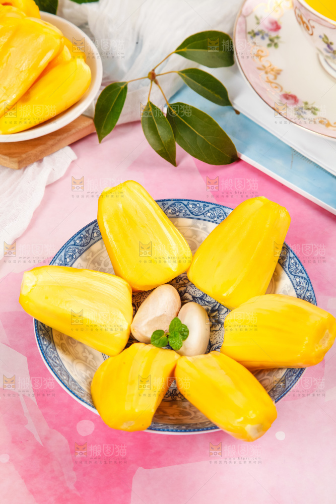 盘子里的新鲜菠萝蜜