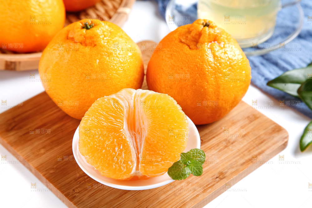 盘子里的新鲜丑橘