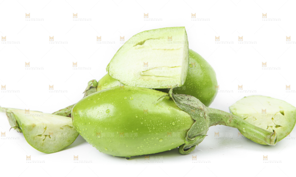 白底上放着青皮茄子