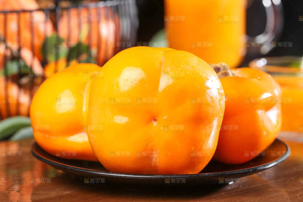 盘子里的黄柿子