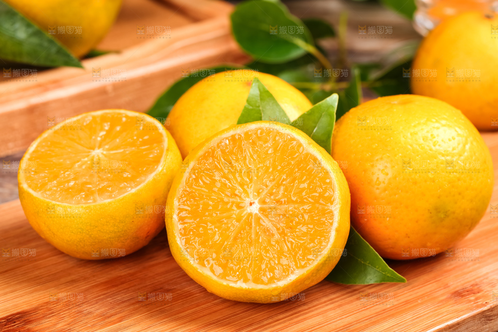 木板上放着贡柑果肉和帝王贡柑