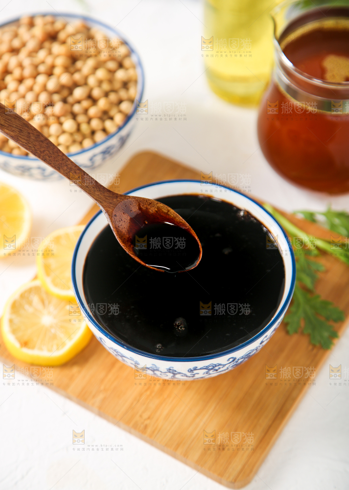 碗里装着酱油