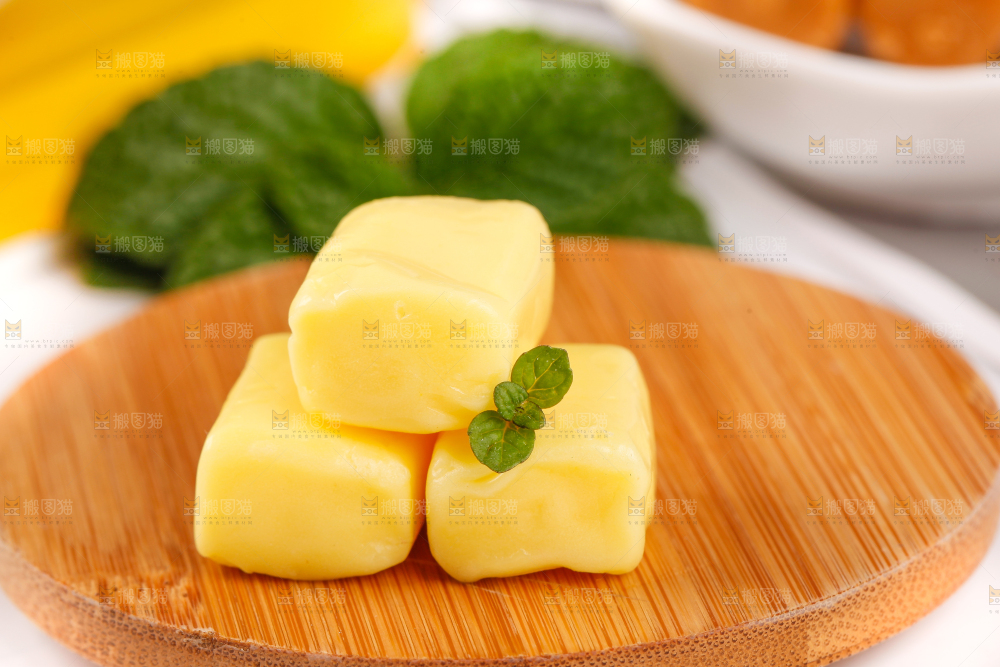 木板上放着榴莲味糖果