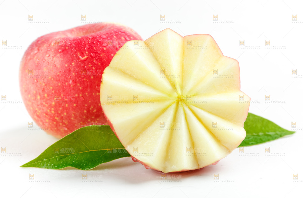 白底上放着红富士苹果