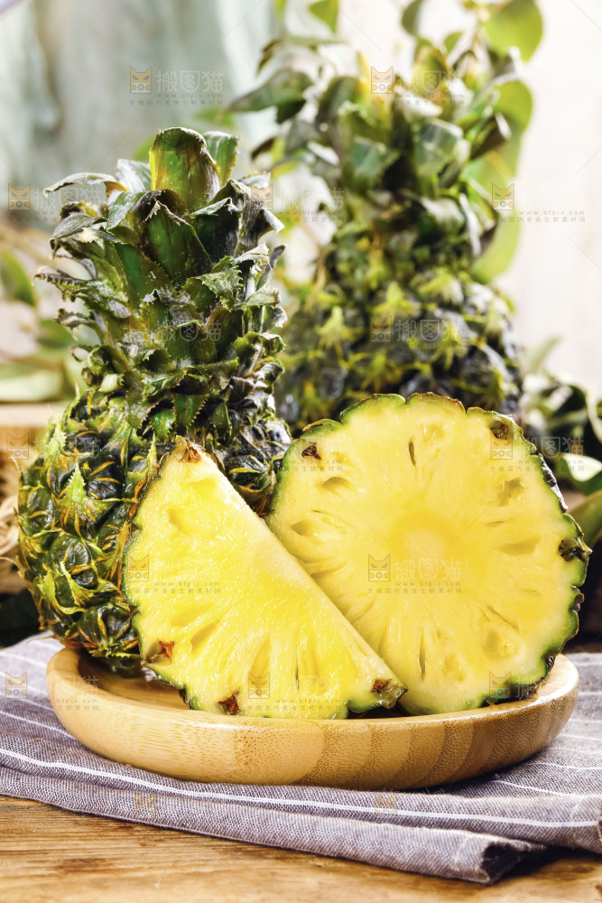 盘子里装着香水小菠萝