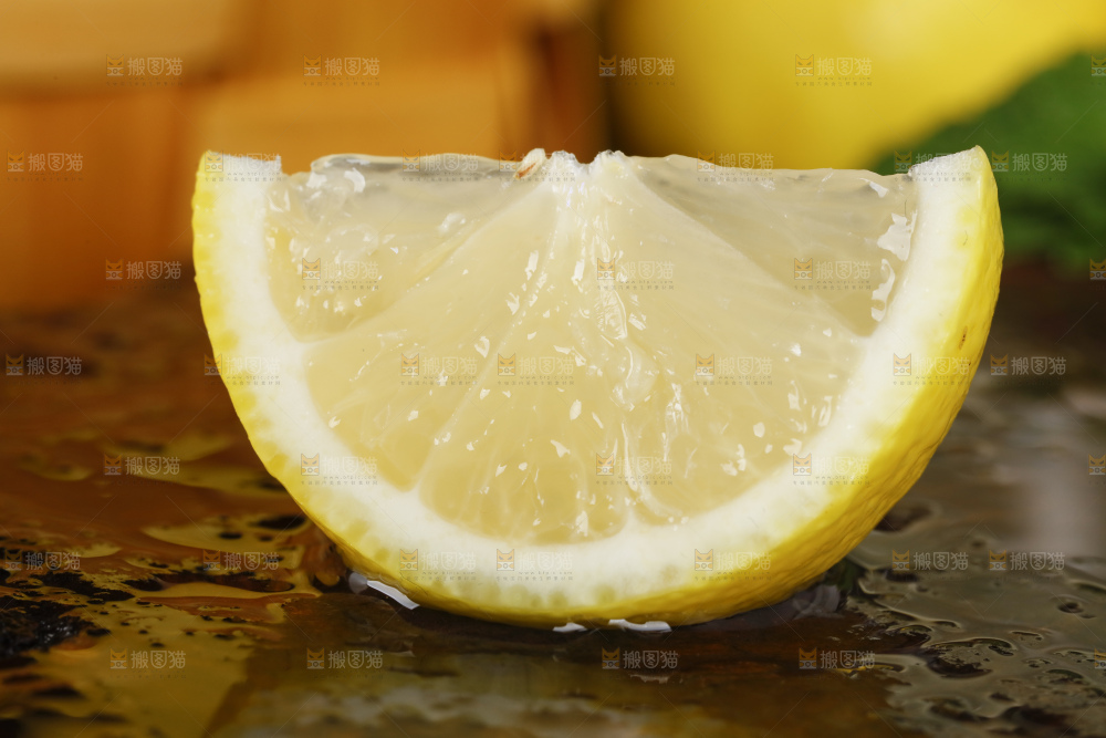 深底上放着柠檬果
