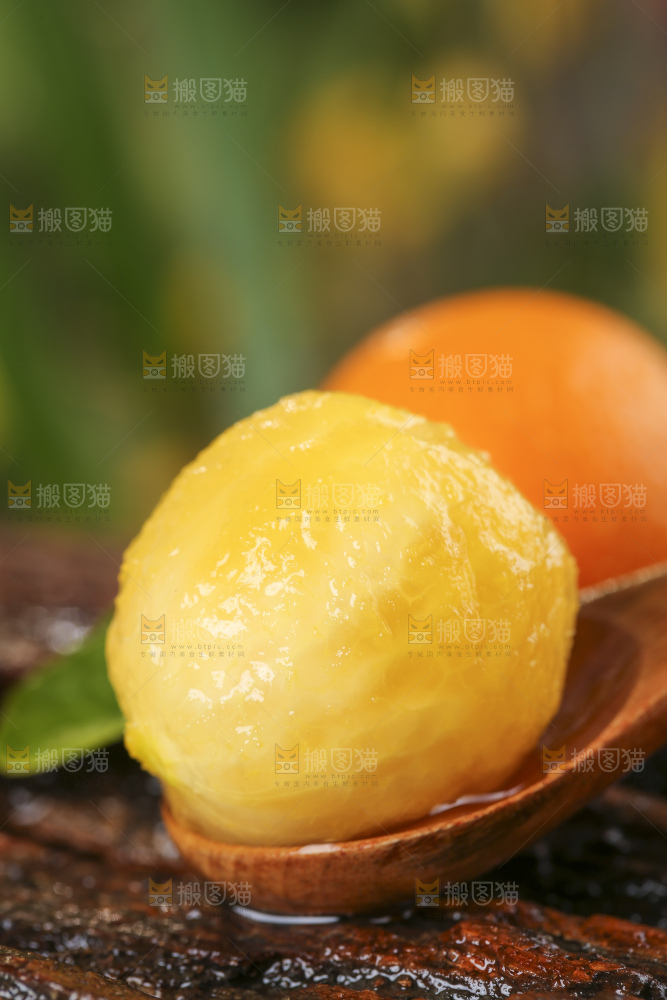 木底上放着新鲜金钱桔
