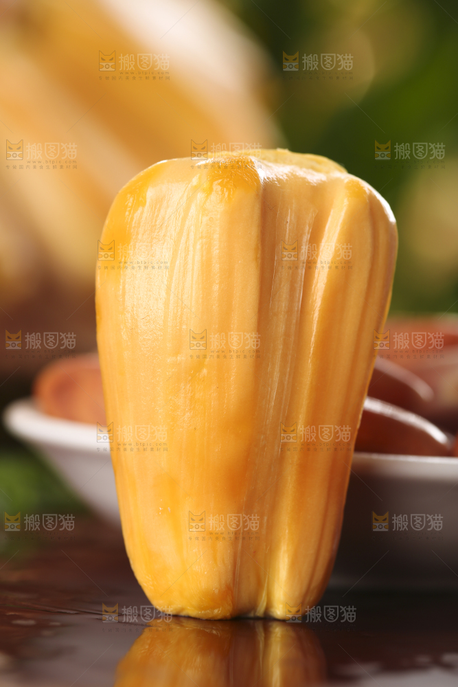 木板上的越南红心菠萝蜜