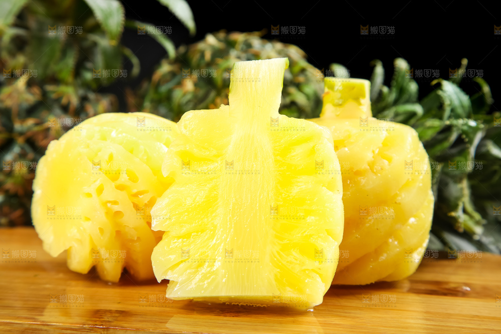 木板上放着泰国去皮小菠萝