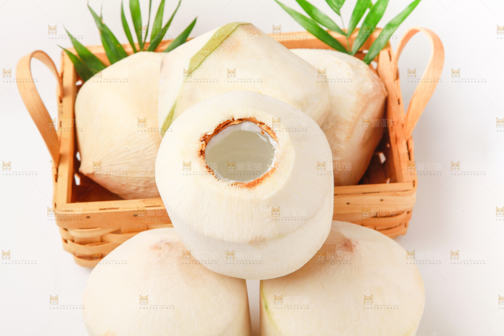 篮子里装着新鲜椰青