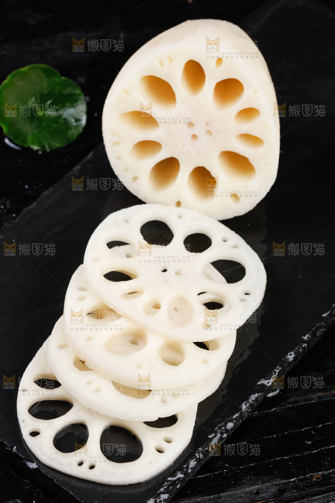 黑底上一堆湖北莲藕和切片的莲藕