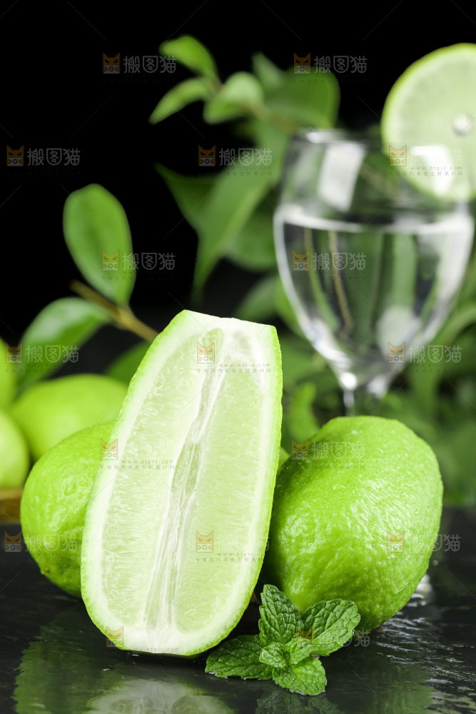 黑石板上摆放着海南香水柠檬