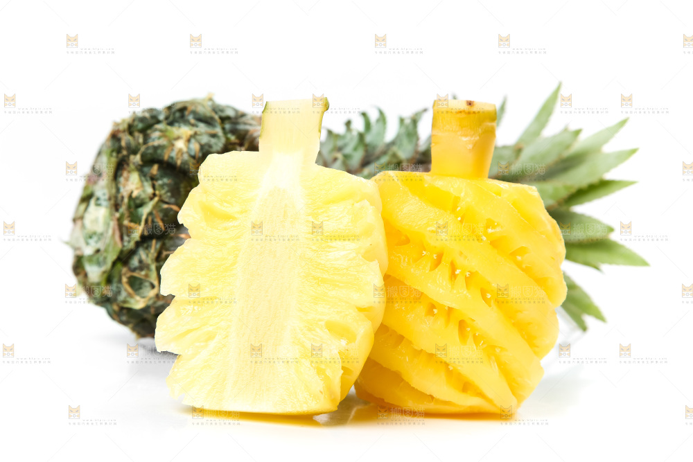 白底上的新鲜小菠萝