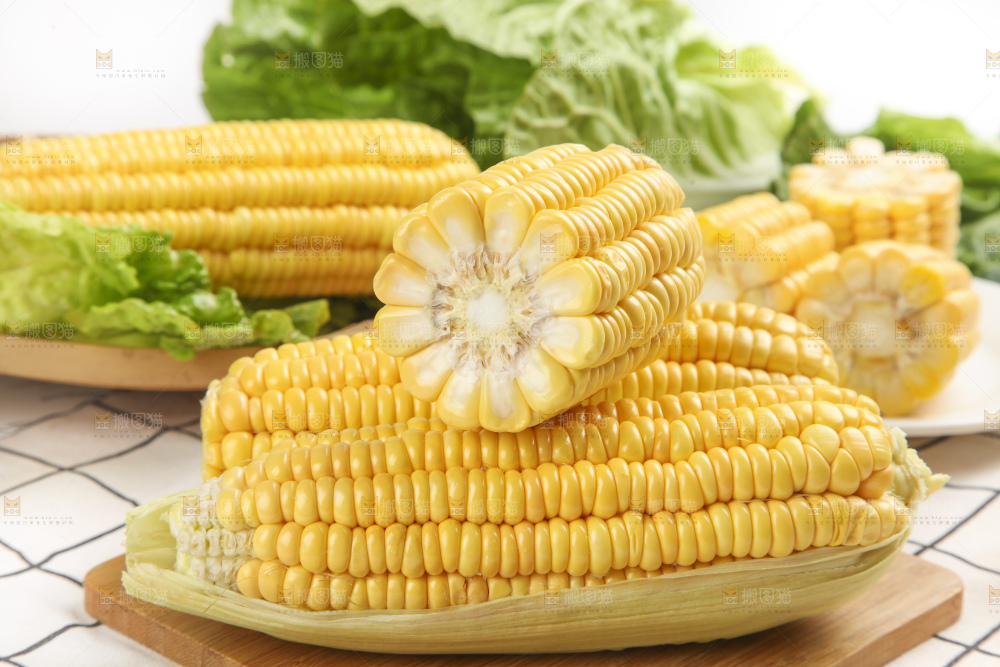 木板上放着甜玉米