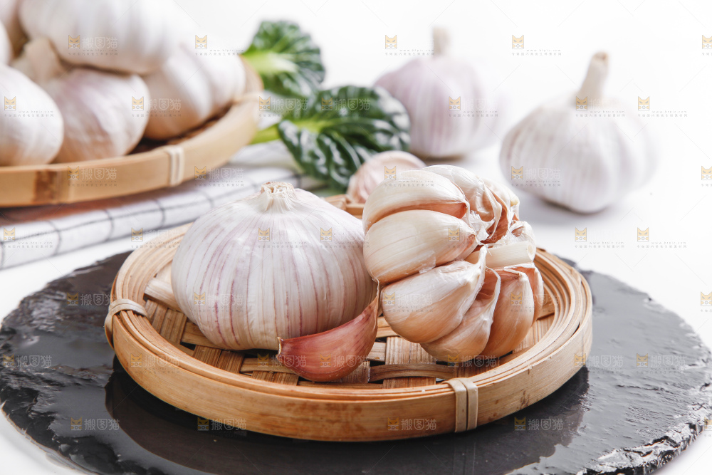黑石板上放着一盘大蒜