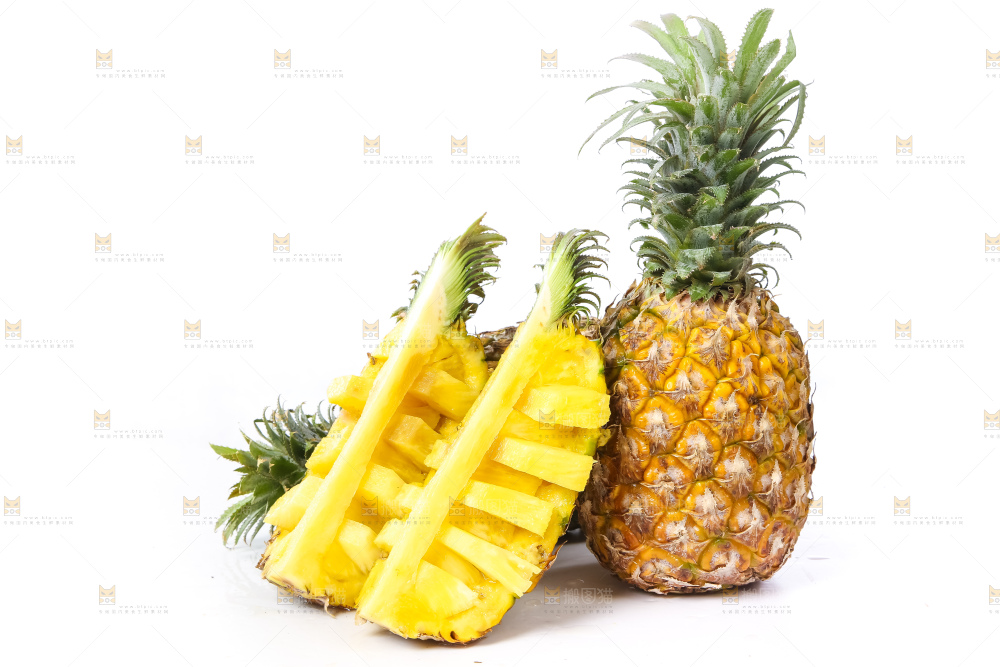 白底上放着菠萝