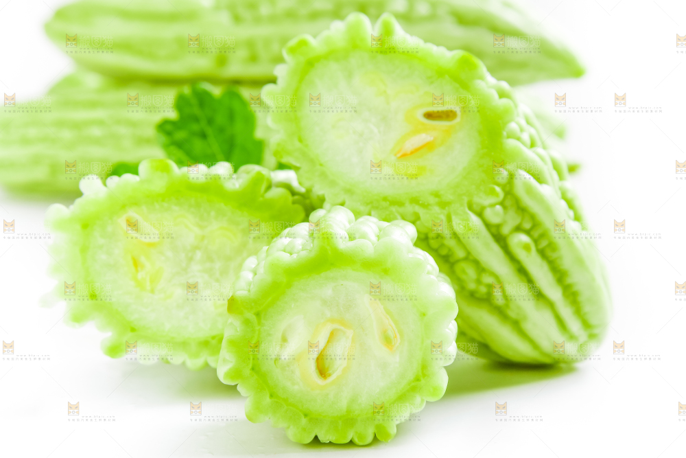 白底上摆放着新鲜苦瓜