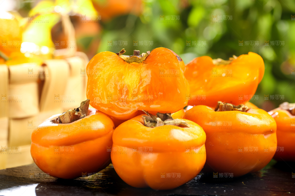 黑石板上放着易县磨盘柿