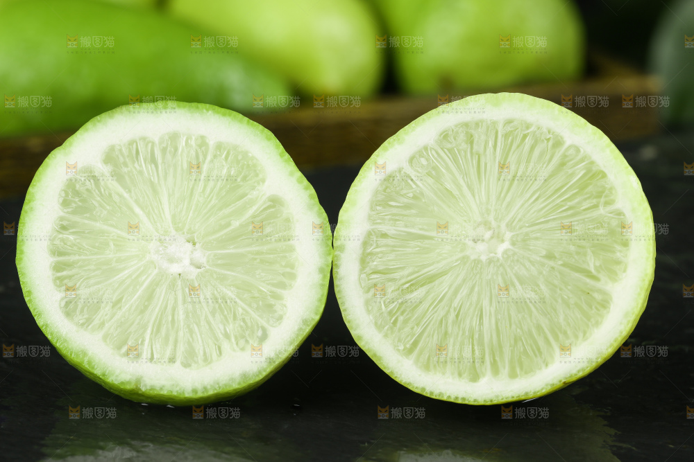黑石板上摆放着海南香水柠檬
