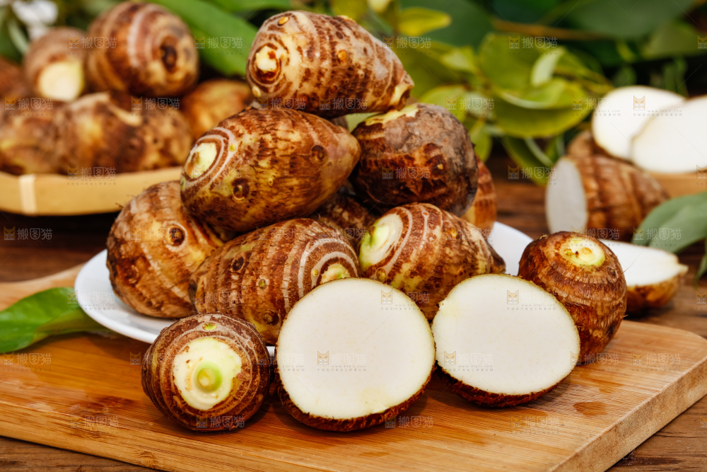 木板上盘子里的牛奶小芋头
