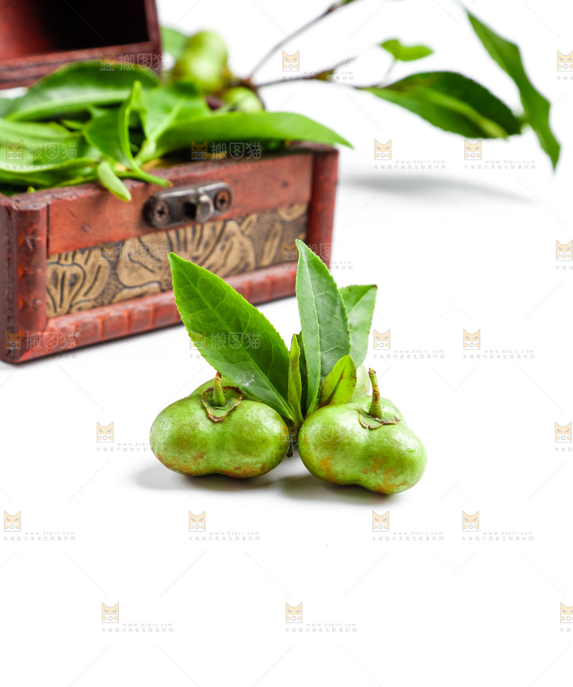 白底上放着绿茶叶