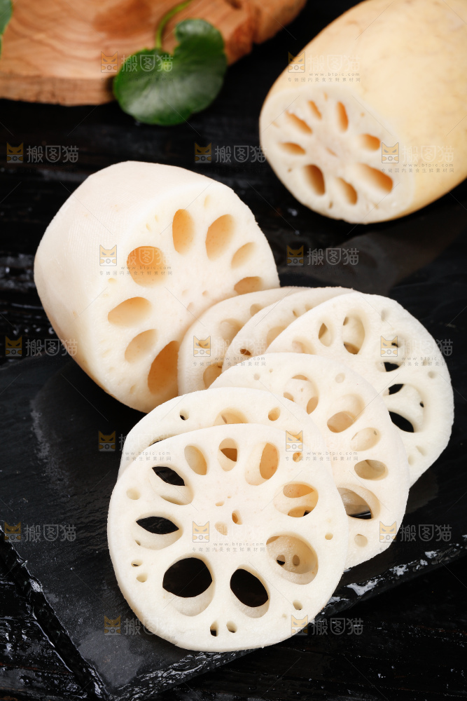 黑底上放着切片的有机莲藕